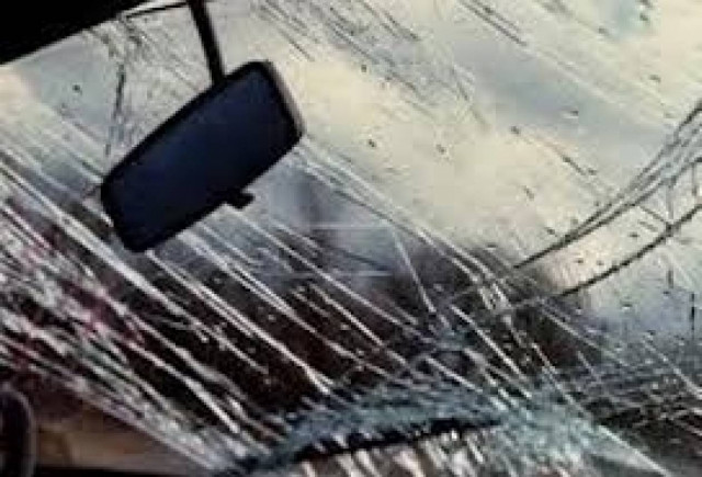 Επεσε πάνω σε κολώνα και «αιχμαλωτίστηκε» στα συντρίμμια