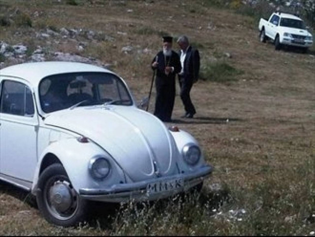 Μητροπολίτης ταξιδεύει σε όλο τον κόσμο με τον σκαραβαίο του (pic)!