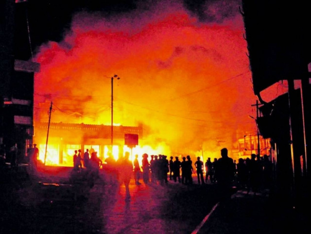 Βανδαλισμοί «διαδηλωτών» στο Ελληνικό Προξενείο στην Πόλη (ΦΩΤΟ)