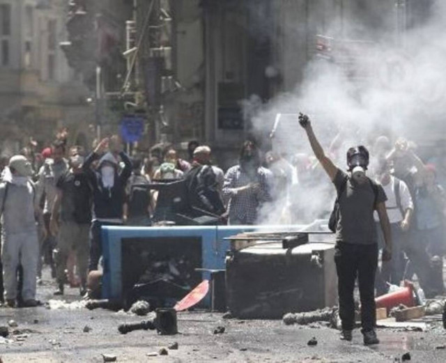 Βίντεο: Έκαναν τραγούδι τα επεισόδια στην Ταξίμ