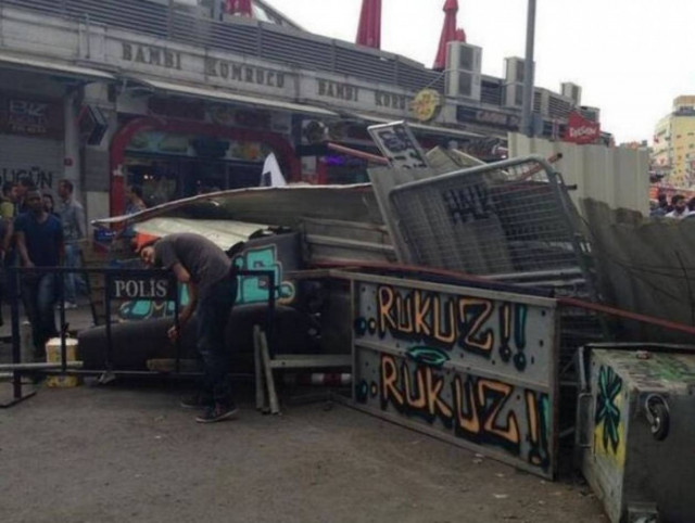 Στήνουν οδοφράγματα στην Κωνσταντινούπολη