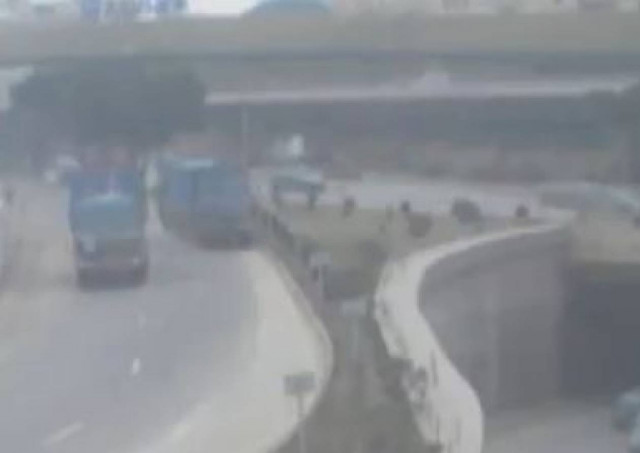 Βίντεο: Φορτηγό πέφτει από ανισόπεδο κόμβο