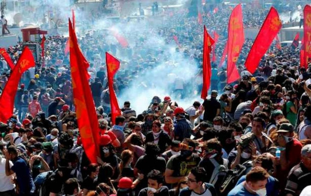 Η φωτογραφία από την πλατεία Ταξίμ που κάνει το γύρο του κόσμου