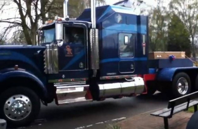 Βίντεο: Η πιο μεγάλη νεκροφόρα που έχετε δει ποτέ