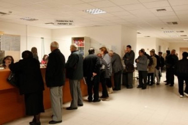 Ουρές και σήμερα στο ΙΚΑ από συνταξιούχους