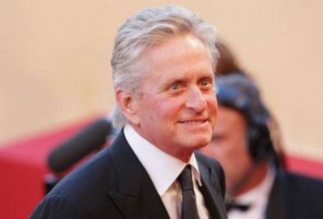 Τα... μαζεύει για το στοματικό σεξ ο εκπρόσωπος του Μάικλ Ντάγκλας