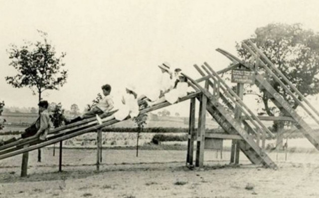 Δείτε ιστορικές εικόνες από την πρώτη παιδική χαρά