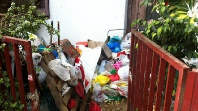 Κρήτη: Κίνδυνος μόλυνσης σπίτι ρακοσυλλέκτριας