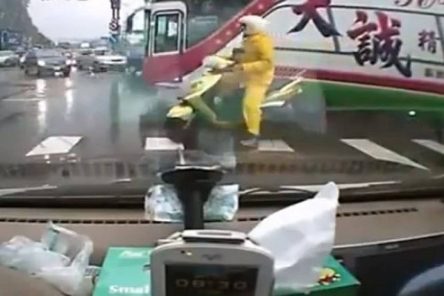 Βίντεο: Οδηγός λεωφορείου ξεχνάει να τραβήξει χειρόφρενο