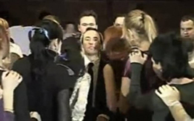 Βίντεο: Ο πιο τυχερός άνδρας στον κόσμο - 118 φιλιά σε ένα λεπτό