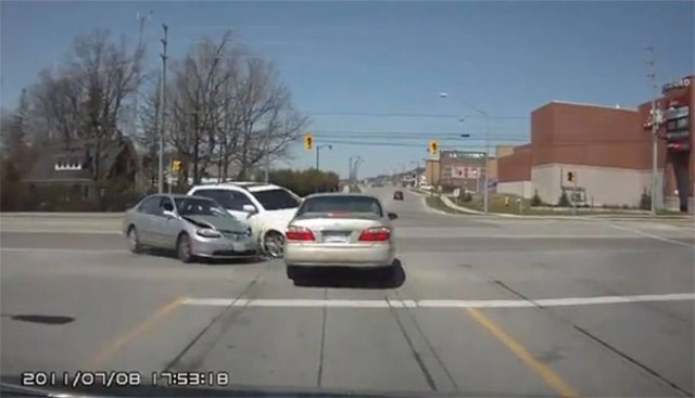 Βίντεο: Τροχαίο με... απρόβλεπτο φινάλε