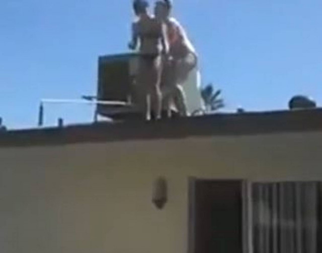 Βίντεο-ΣΟΚ: Νεαρή πηδάει από τη στέγη στην πισίνα και καταλήγει...