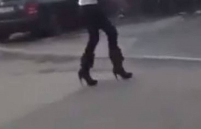 Βίντεο: Πώς περπατάς με αυτά τα τακούνια βρε κοπελιά;