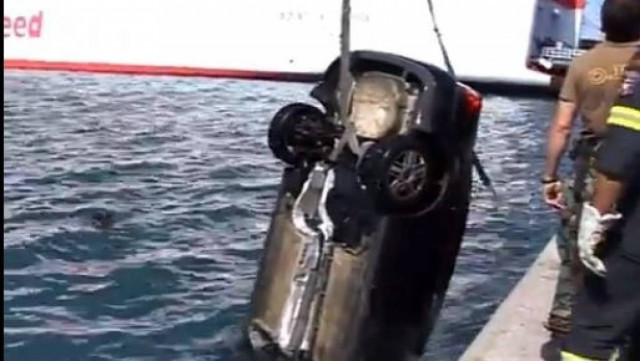 Βίντεο: Αυτοκτόνησε πέφτοντας με το αυτοκίνητό του στο λιμάνι