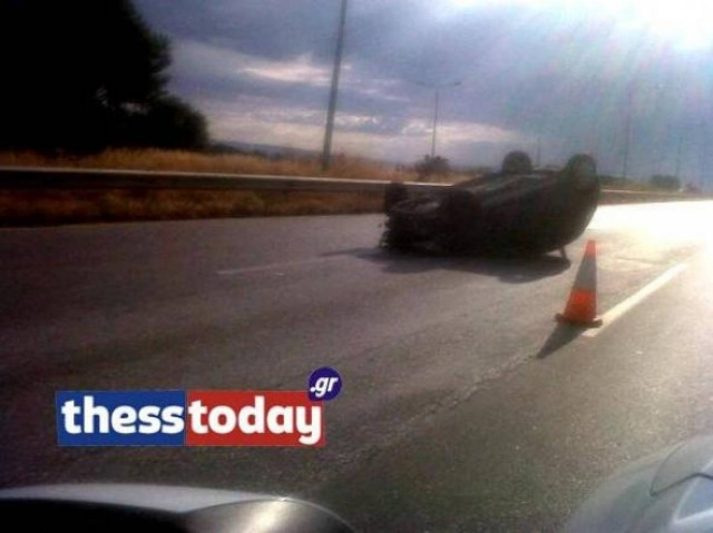 Αυτοκίνητο ανατράπηκε στην Εθνική Οδό (pic)