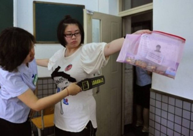 Χωρίς στηθόδεσμο δίνουν εξετάσεις οι μαθήτριες στην Κίνα