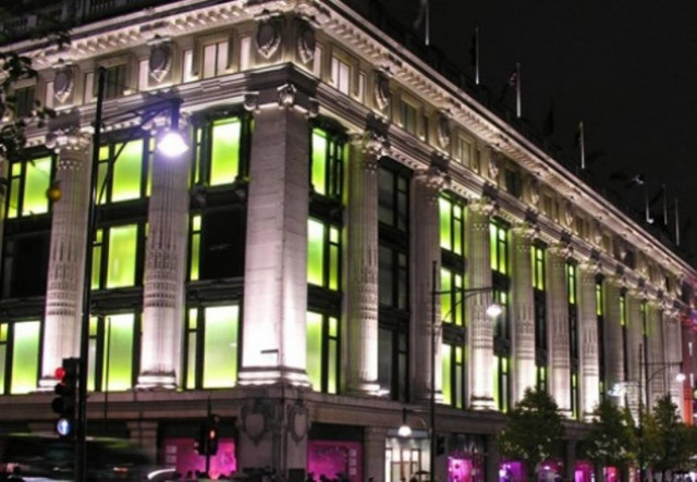 Φορώντας μπούργκες και οπλισμένοι με τσεκούρια πήγαν να...