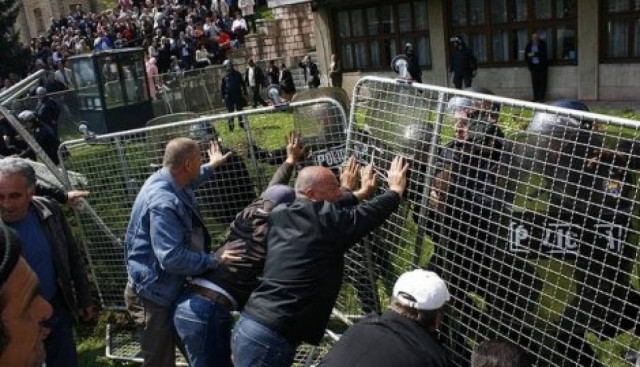 Βοσνία: Διαδηλωτές «παγίδευσαν» μέσα στο Κοινοβούλιο τους πολιτικούς