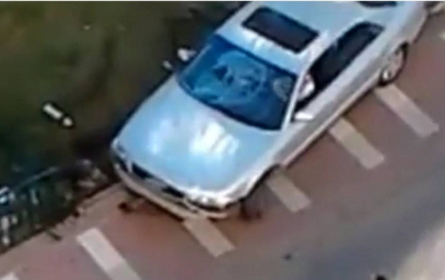 Τράκαρε, βγήκε εκτός εαυτού και δείτε τι έκανε...(vid)