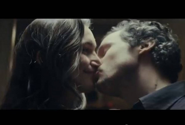 Η φωτό που συγκινεί και θυμίζει γνωστή διαφήμιση (vid)