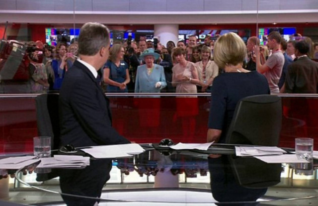 Η βασίλισσα Ελισάβετ στα εγκαίνια του BBC (pics)