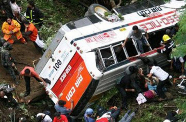 Δώδεκα νεκροί από πτώση βαν σε χαράδρα