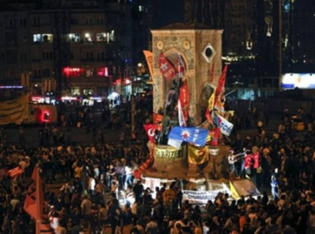 Tουρκία: Τανγκό και δακρυγόνα στην πλατεία Ταξίμ (vid)