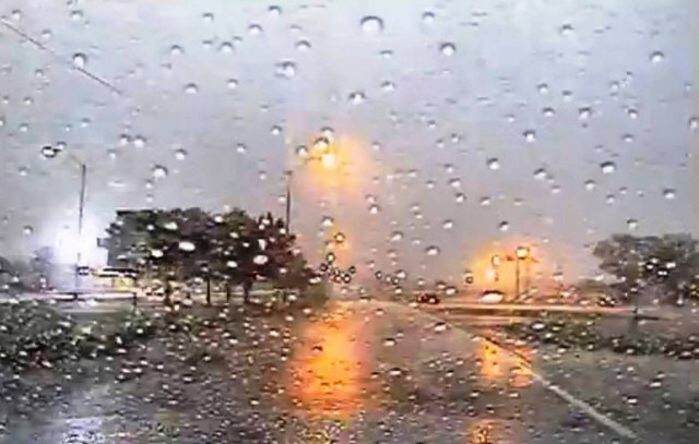 Απίστευτο βίντεο: Λακκούβα «καταπίνει» όχημα και οδηγό!