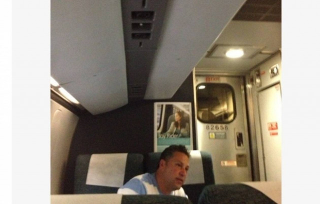 Σαρώνει στο Facebook: Μήπως αυτός ο ερωτύλος είναι ο σύζυγός σας;