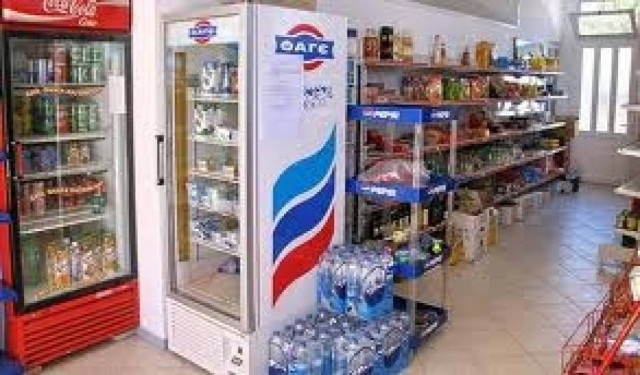 Παρίσταναν τους πελάτες και αφού τον ξυλοκόπησαν τον έκλεψαν