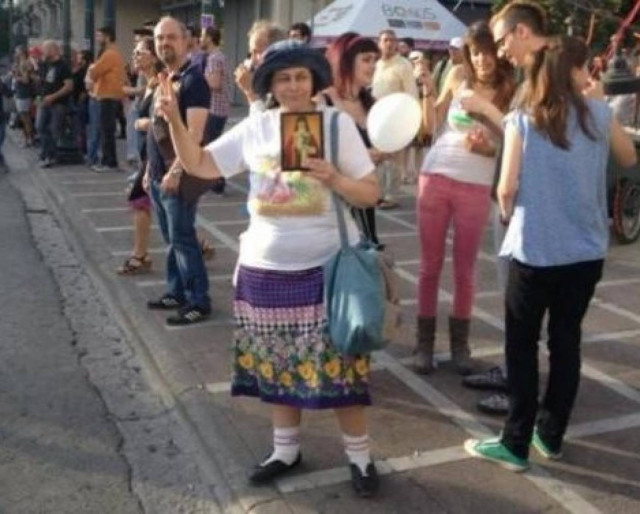 Η Λουκά είναι εδώ: Έκανε guest εμφάνιση στο Gay pride (vid)!