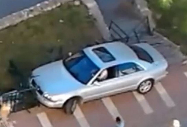 Τράκαρε, βγήκε εκτός εαυτού και δείτε τι έκανε...