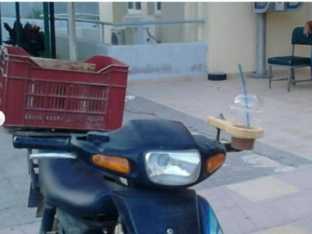 Απίστευτη πατέντα στην Κρήτη: Μηχανάκι με... φραπεδιέρα!