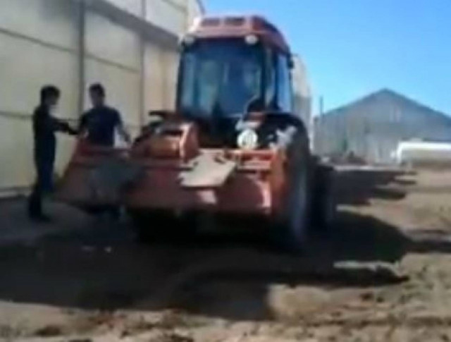 Βίντεο: Ένας οδηγός τρακτέρ σκέτη καταστροφή