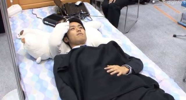 Απίστευτο βίντεο: Ρομπότ-μαξιλάρι χαστουκίζει όποιον ροχαλίζει