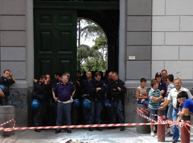 Καταστηματάρχης αυτοπυρπολήθηκε και πήδηξε στο κενό