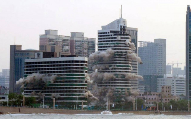 Ξενοδοχείο πέντε αστέρων έγινε... σκόνη (pics)