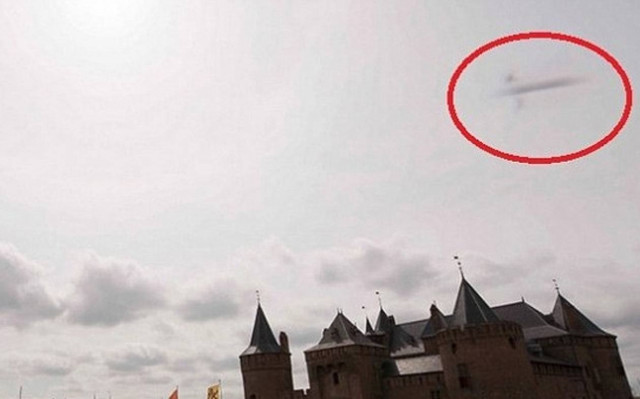 Φωτογράφησε κατά λάθος... UFO!  Δείτε τις εικόνες