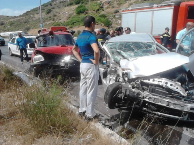 Σφοδρή σύγκρουση αυτοκινήτου με πυροσβεστικό όχημα