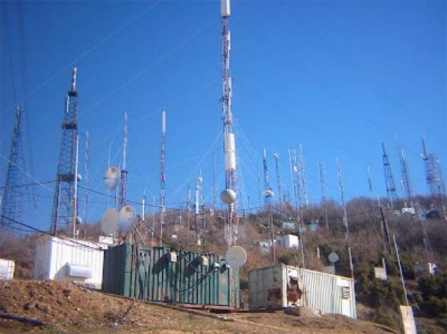 ΤΩΡΑ: Επέμβαση των ΜΑΤ στις κεραίες της ΕΡΤ στον Χορτιάτη