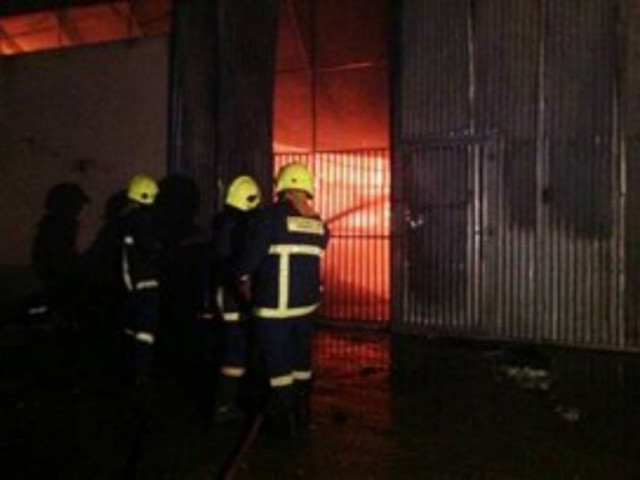 Φωτιά σε αποθήκη στην Πλάκα