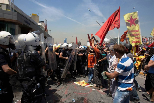 Επανήλθε η ηρεμία μετά από 20 ώρες συγκρούσεων στην πλατεία Ταξίμ