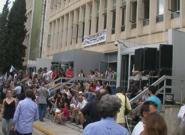 Ο κόσμος παραμένει έξω από την ΕΡΤ