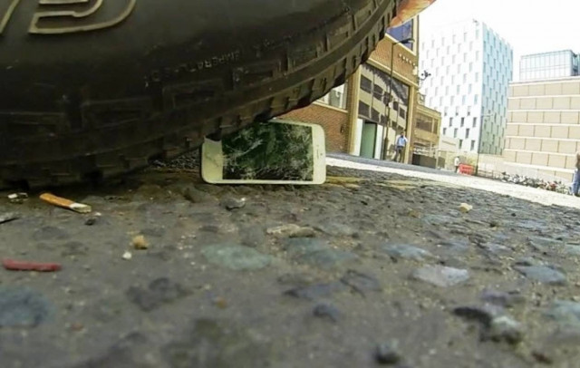 Βίντεο: Σκληρά τεστ αντοχής ανάμεσα σε iPhone 5 και Galaxy S4