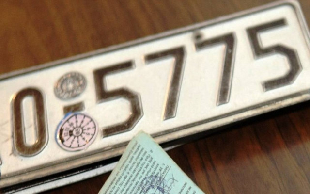 Του πήραν τις πινακίδες για παράνομη στάθμευση και έβαλε κλεμμένες!