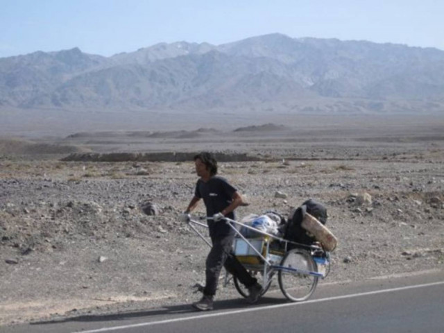 Απίστευτο: Έκανε το γύρο του κόσμου με τα πόδια!