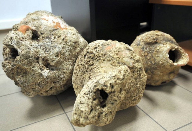 Αλιευτικό ψάρεψε... αρχαίους αμφορείς!