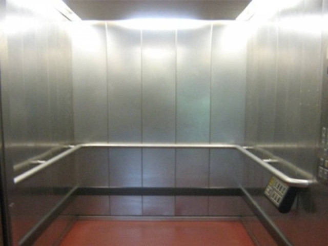 Εφιαλτικές ώρες μέσα σε ασανσέρ για μία ηλικιωμένη