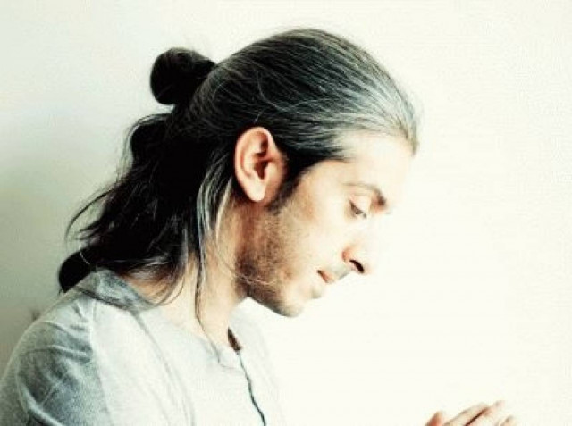 Ο Γιάννης Χαρούλης σε μια μεγάλη συναυλία στο Θέατρο Βράχων