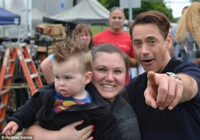 Μπόμπιρας είδε τον... Iron Man και έβαλε τα κλάματα (pics)!